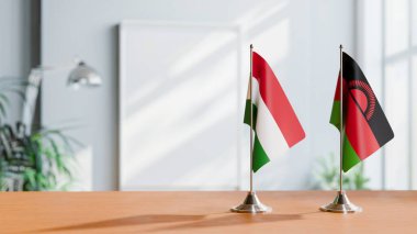 Masanın üzerinde AÇIK VE MALAWI BALIKLARI