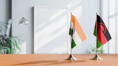 Masanın üzerinde Hindistan ve Malavi 'nin bayrağı