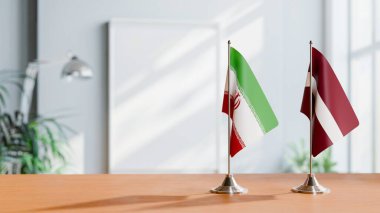 Masada İranlı ve Latvialı bayraklar