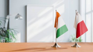 Masanın üzerinde IVORY Kıyı ve Malta Bayrağı