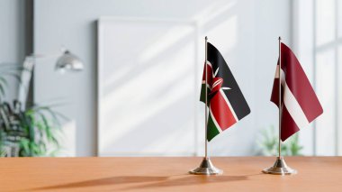 Masanın üzerinde KENYA ve LATVIA BALIKLARI