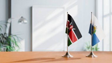 Masanın üzerinde KENYA ve SAN MARINO BALIKLARI