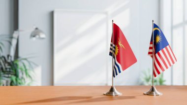 Masanın üzerinde KIRIBATI ve MALAYSİA BALIKLARI