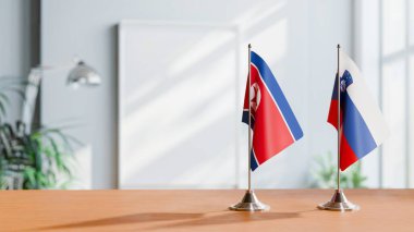 Masanın üzerinde Kore 'nin Kuzey ve SLOVENYA bayrağı