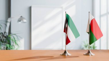 Masanın üzerinde KUWAIT VE MADAGASAR BALIKLARI