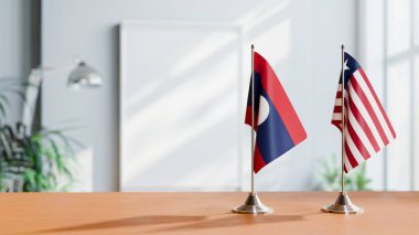 Masanın üzerinde LAOS VE LİBERYA BLAKLARI