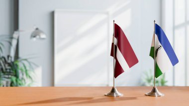 Masanın üzerinde LATVIA ve LESOTHO BLAKLARI