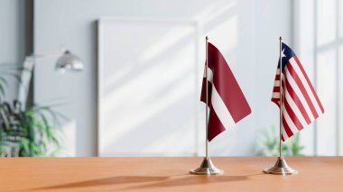 Masanın üzerinde LATVIA ve LİBERYA BLAKLARI