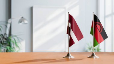 Masanın üzerinde LATVIA VE MALAWI BLAKLARI