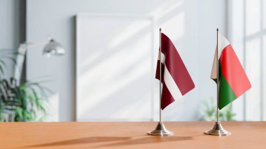 Masanın üzerinde LATVIA VE MADAGASAR BALIKLARI