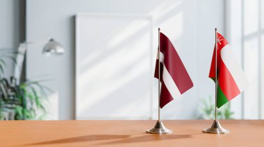 Masanın üzerinde LATVIA VE OMAN BLAKLARI