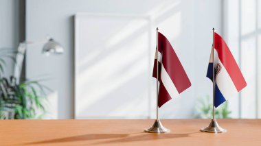 Masanın üzerinde LATVIA VE PARAGUAY BALIKLARI
