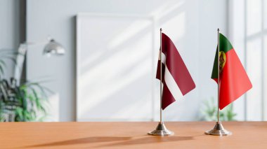 Masanın üzerinde LATVIA VE PORTUGAL BALIKLARI