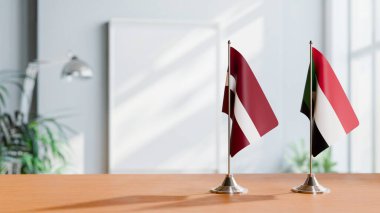 Masanın üzerinde LATVIA ve SUDAN BLAKLARI