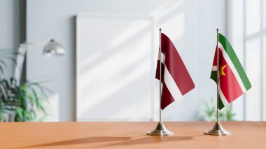 Masanın üzerinde LATVIA VE SURINAME BLAKLARI