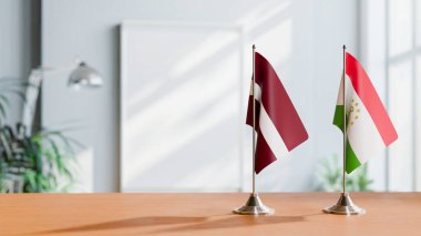 Masanın üzerinde LATVIA ve TAJIKISTAN BLAKLARI