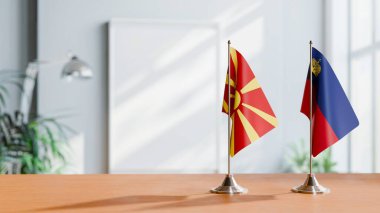 Masanın üzerinde LIECHTENSTEIN VE MACEDONIA BALIKLARI