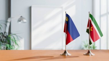 BALIKLAR LİEKTENSTEİN VE SÜRİNİN Masanın üzerinde