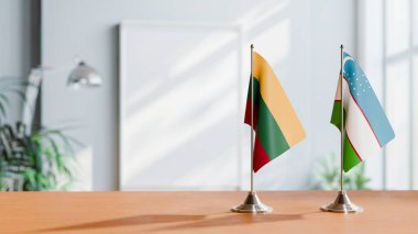 Masanın üzerinde LITHUANIA VE UZBEKİSTAN BALIKLARI