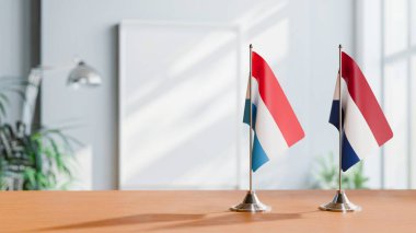Masanın üzerinde LÜXEMBOURG VE NETHERLANLAR BLAKLARI