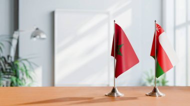 Fas ve Oman 'ın bayrağı masanın üstünde.