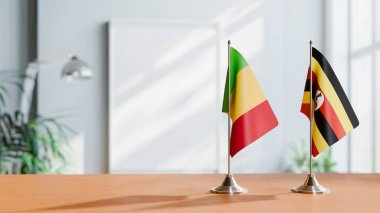 Masanın üzerinde Mali ve Uganda bayrağı
