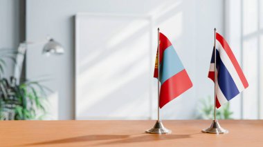 Masanın üzerinde Mongolya ve Tayland bayrağı