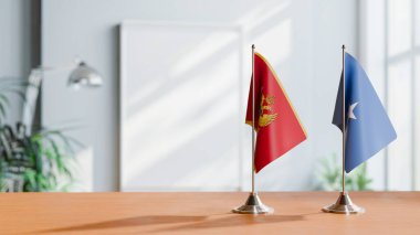 Masanın üzerinde Montenegro ve Somali 'nin bayrağı