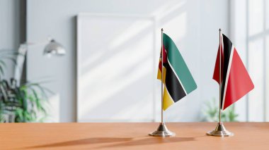 Masanın üzerinde MOZAMBİK VE TÜRKÇE BALIKLAR
