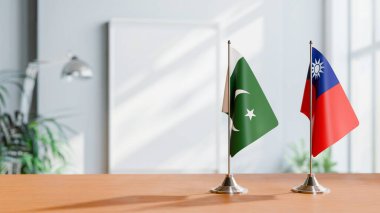 Masanın üzerinde PAKISTAN ve TAIWAN BALILARI