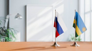 Masanın üzerinde Rusya ve Ruanda 'nın bayrağı