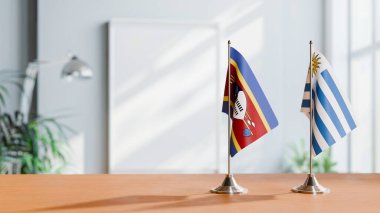 Swaziland 'ın bayrakları ve masadaki URUGUAY