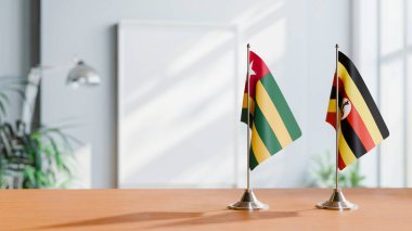 Masanın üzerinde togo ve Uganda bayrağı