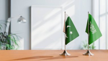 Masanın üzerinde PAKISTAN ve SAUDI ARABIA BALIKLARI