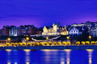 Trieste şehrinin gece manzarası