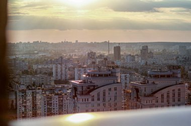 Kyiv batan güneşin sıcacık parıltısında güneşlenirken, gün geceye geçerken şehir manzarasına altın rengi yansıtıyor. Hareketli başkentte sakin bir an..