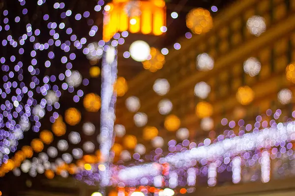 Yumuşak beyaz, mavi ve sarı bokeh 'in yer aldığı canlı şehir ışıkları geceyi aydınlatıyor. Renkli dekorasyonlar şehir ortamında rüya gibi büyülü bir atmosfer yaratıyor..