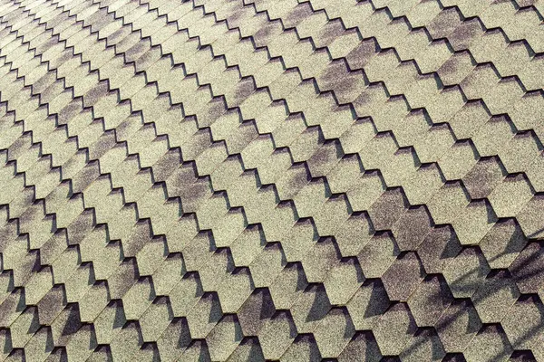 Çatıda çarpıcı bir geometrik desen var, kiremitler hassas, iç içe dizayn edilmiş. Doku ve gölgeler büyüleyici bir etki yaratıyor..