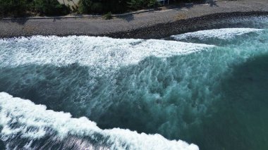 Yaz mevsimi deniz manzarası güzel dalgalar, güneşli bir günde mavi deniz suyu. İHA 'nın üst görüntüsü. Deniz havası sörfü, inanılmaz tropikal doğa arka planı. Akdeniz