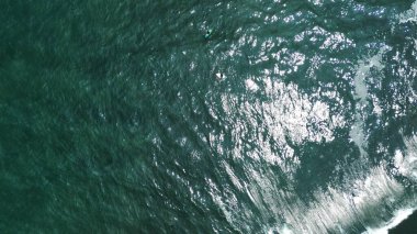Yaz mevsimi deniz manzarası güzel dalgalar, güneşli bir günde mavi deniz suyu. İHA 'nın üst görüntüsü. Deniz havası sörfü, inanılmaz tropikal doğa arka planı. Akdeniz