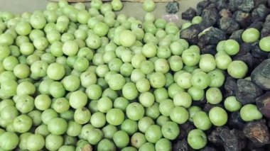 Taze amla ya da Hint bektaşi üzümü tüm satış pazarında