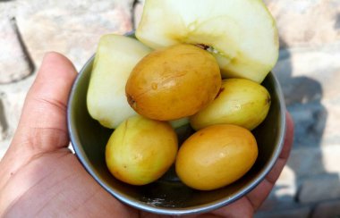 Jujube (ayrıca kırmızı tarih olarak da bilinir), bilimsel adı Ziziphus jujuba olan, çeşitli bölgelerde yaygın olarak rastlanan küçük, tatlı bir meyvedir.