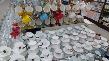 Punjab pazarında sergilenen zarif çay fincanları