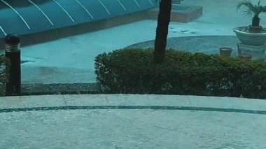 Şiddetli yağmuru ve yağmuru yakalayan güzel klipler, parlak damlalar ve buz taneleriyle dramatik havayı gözler önüne seriyor.