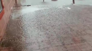 Şiddetli yağmuru ve yağmuru yakalayan güzel klipler, parlak damlalar ve buz taneleriyle dramatik havayı gözler önüne seriyor.