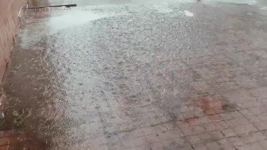 Şiddetli yağmuru ve yağmuru yakalayan güzel klipler, parlak damlalar ve buz taneleriyle dramatik havayı gözler önüne seriyor.