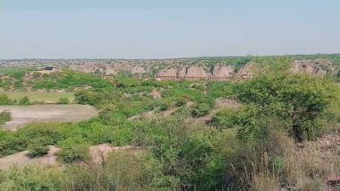Punjab köyü tepeleri ve yeşil ağaçların güzel manzarası
