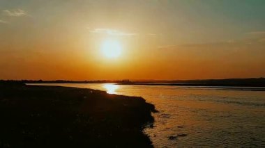 Güzel bir gün batımı manzarası ve akşam vakti köydeki nehir.