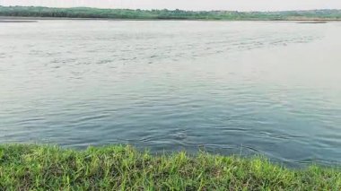 Sawan Nehri 'nin güzel manzarası. Hızlı rüzgar nedeniyle nehir suyunda güzel dalgalar.