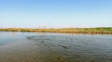 Sawan Nehri 'nin güzel manzarası. Hızlı rüzgar nedeniyle nehir suyunda güzel dalgalar.